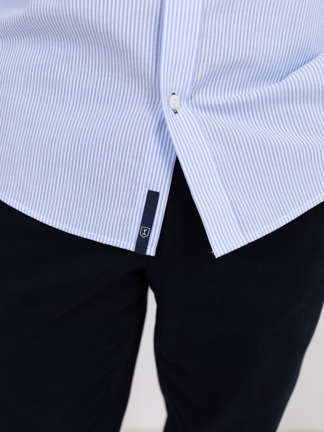 Camisa com padrão de riscas Camisa com padrão de riscas