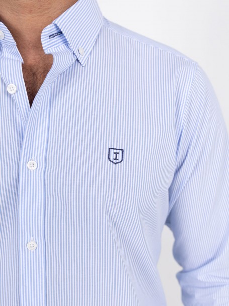 Camisa com padrão de riscas Camisa com padrão de riscas