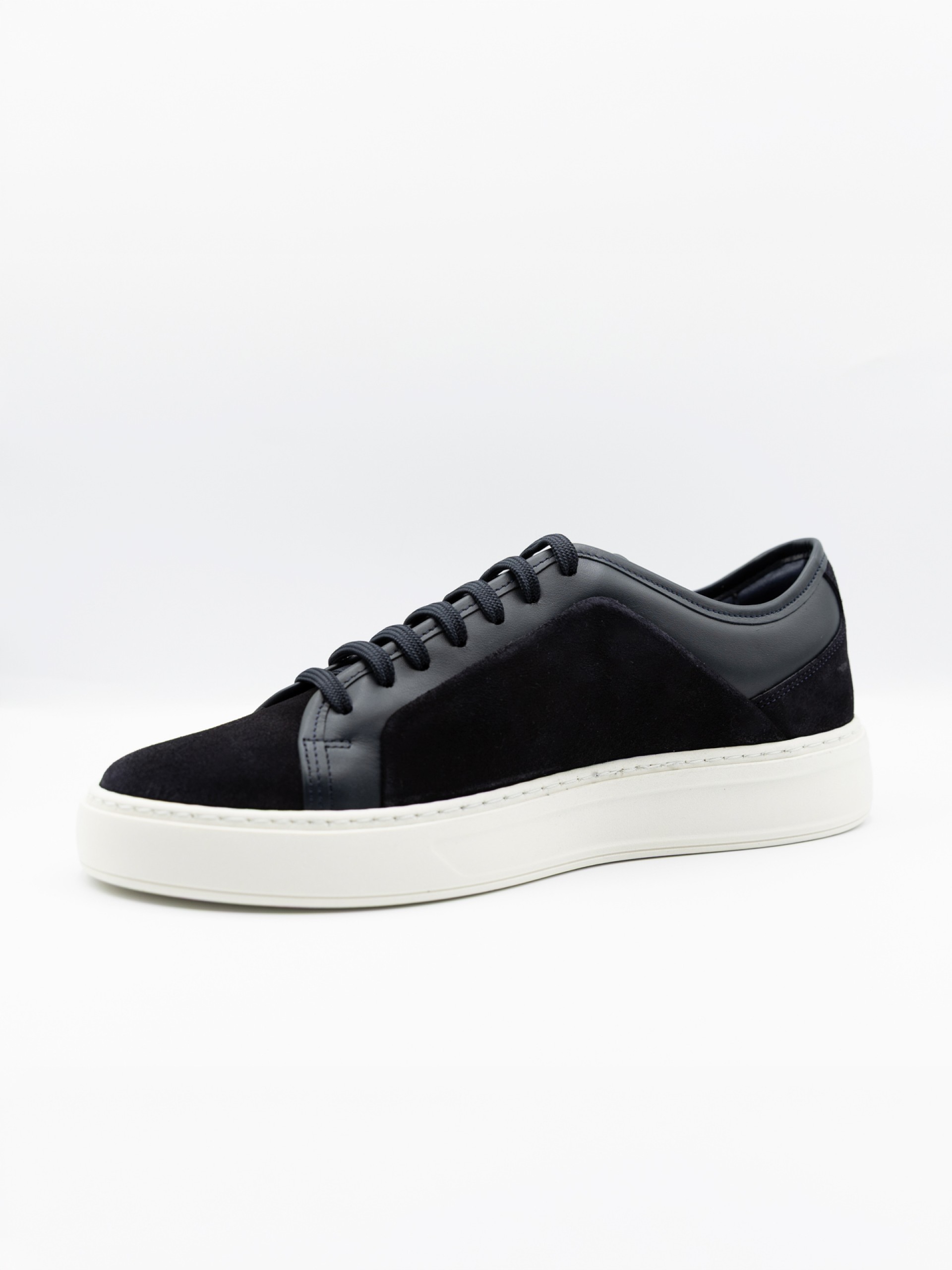 Casual mixed leather sneaker