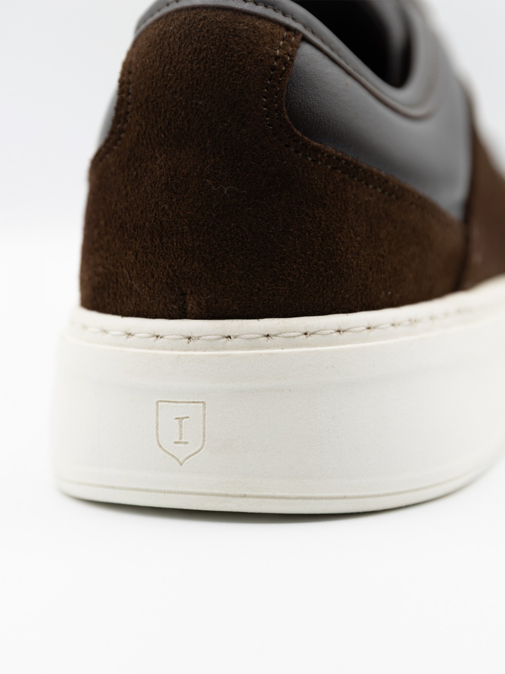 Zapatilla casual de piel combinada