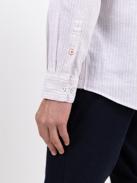 Camisa de algodão e linho com padrão de riscas Camisa de algodão e linho com padrão de riscas