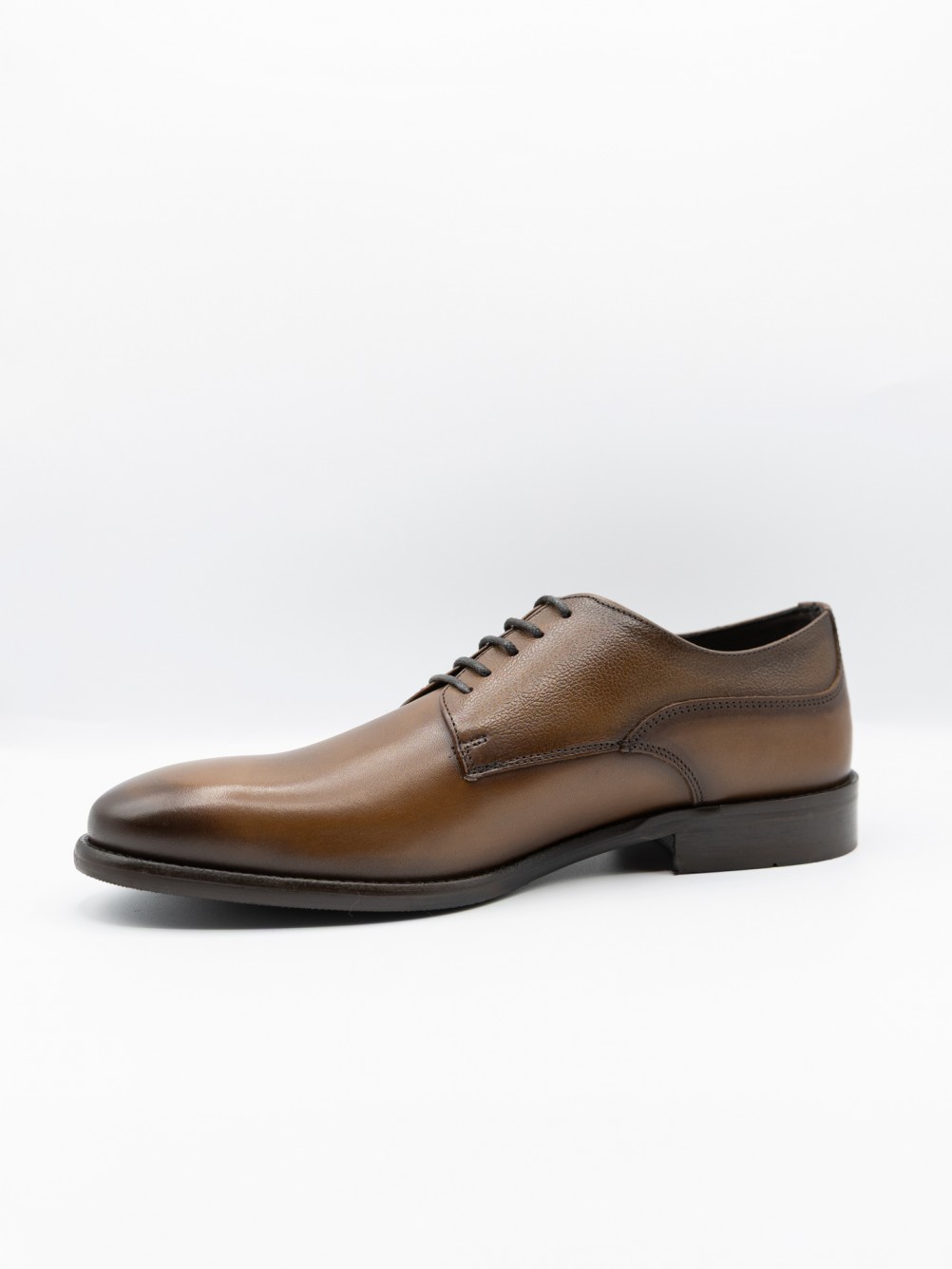 Sapato elegante de pele