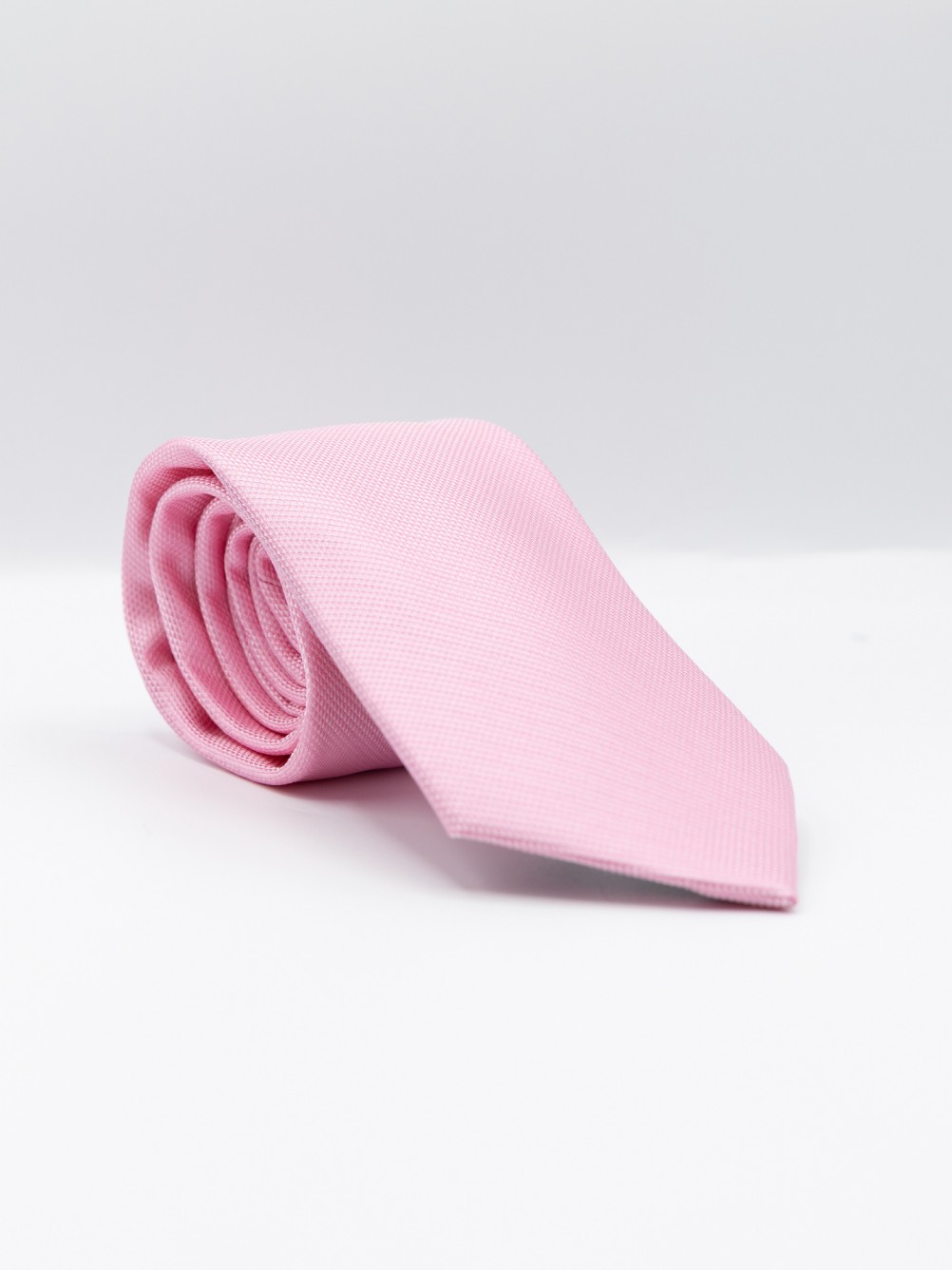 Elegant regular fit tie