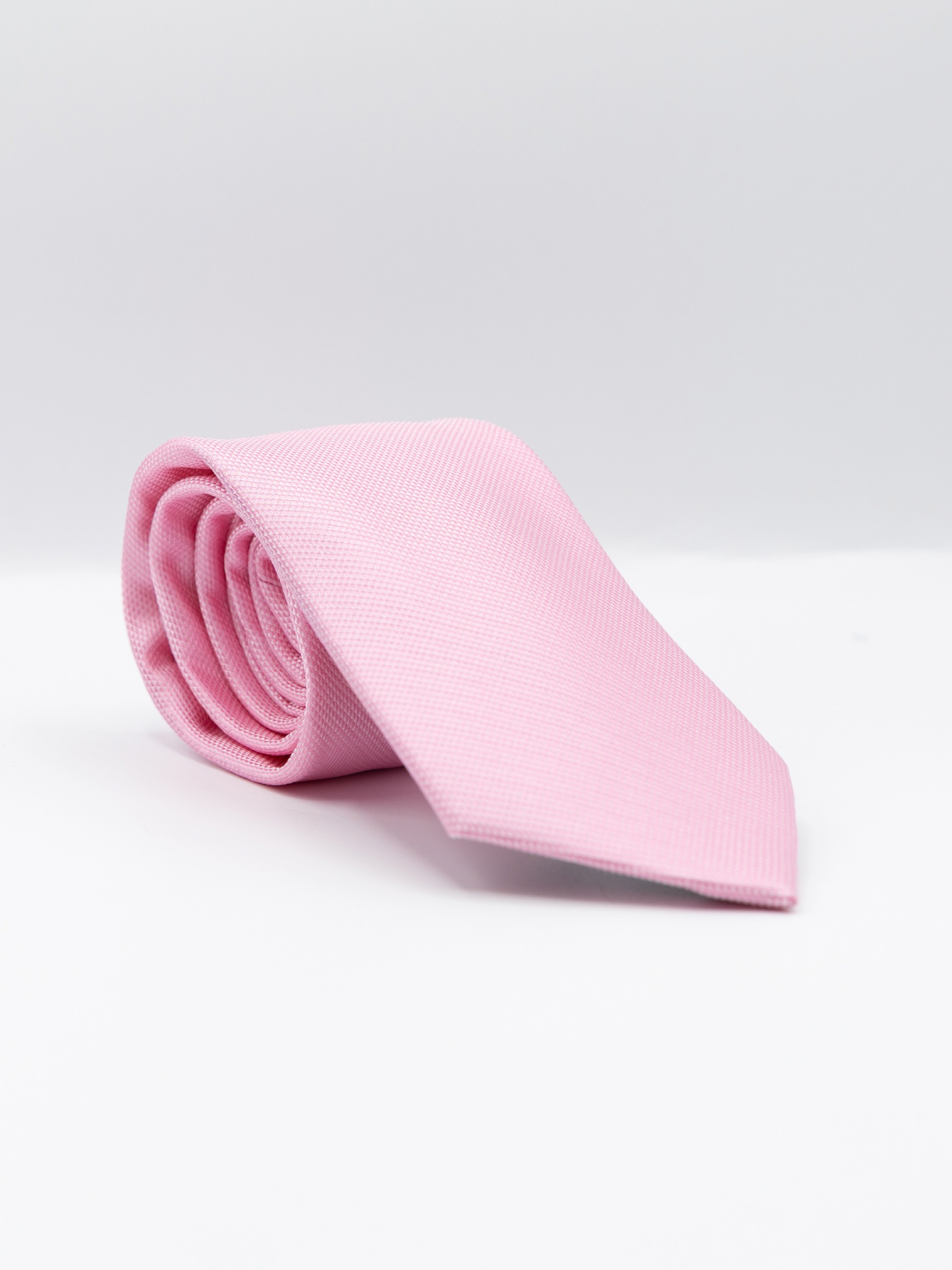 Elegant regular fit tie