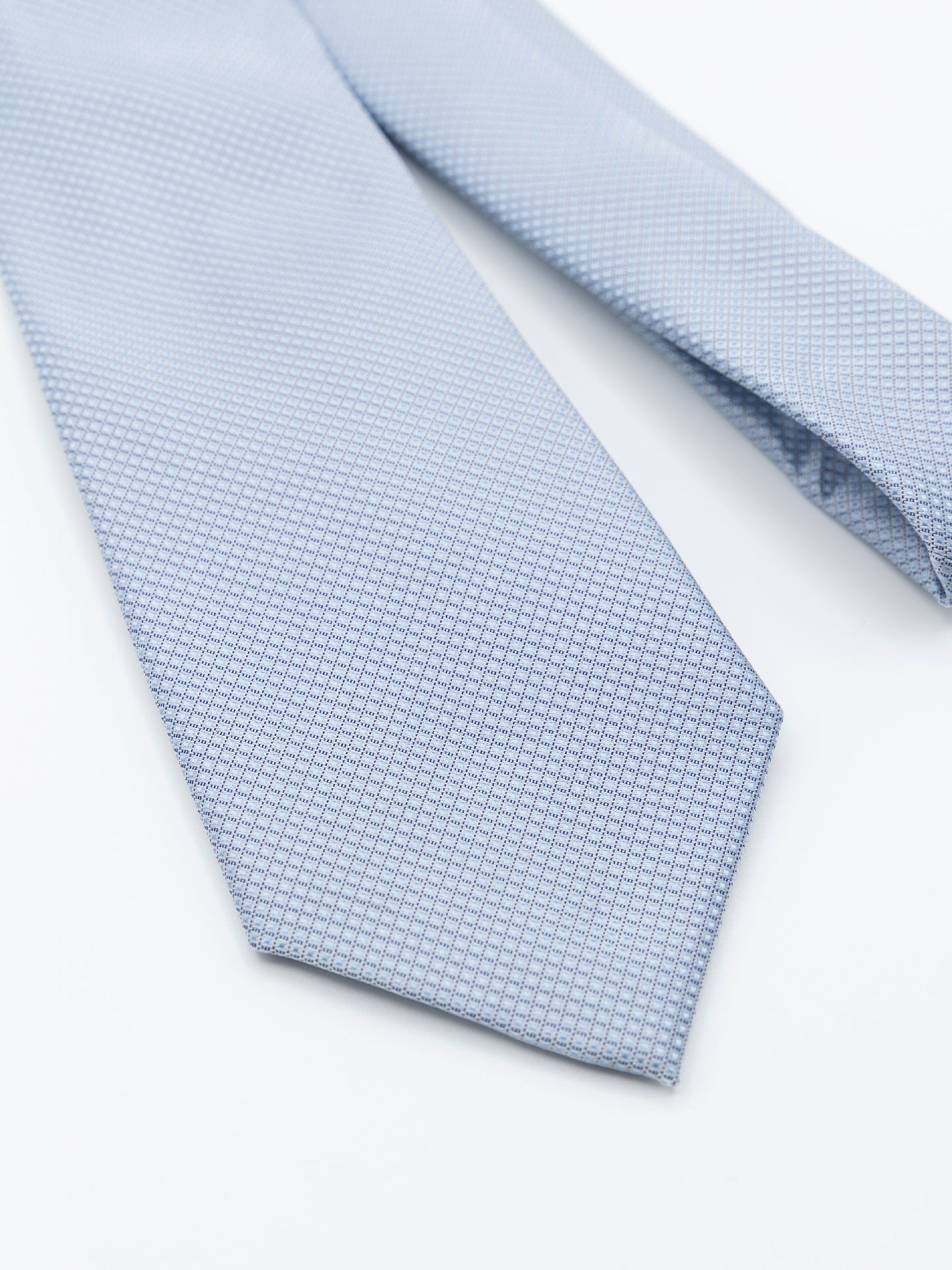 Elegant regular fit tie