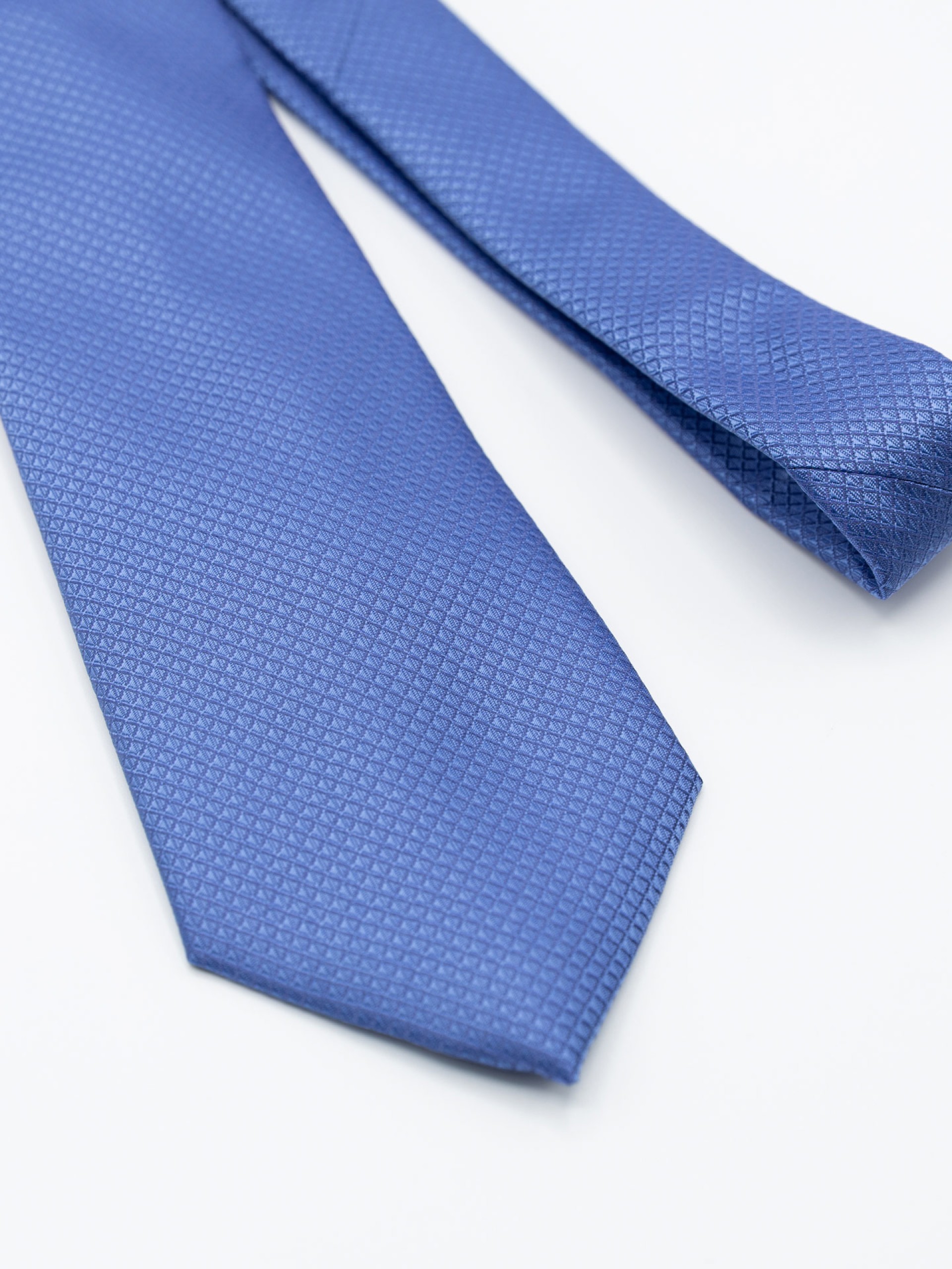 Elegant regular fit tie