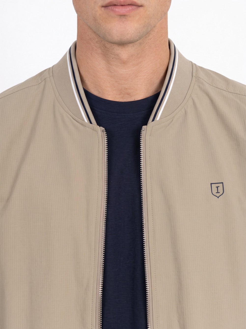 Blus�o leve t�cnico com padr�o