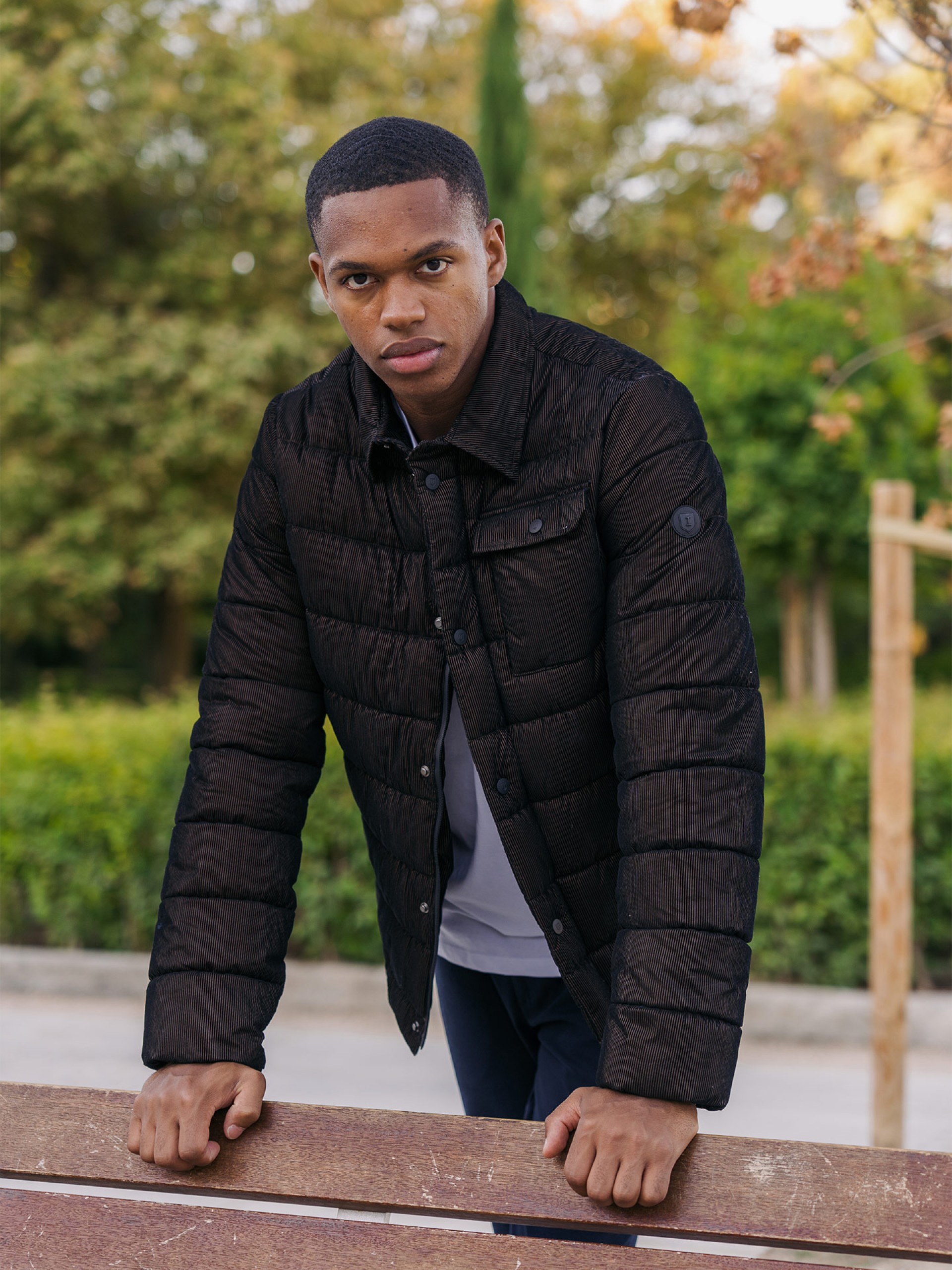 Padded jacket with a velvety touch.